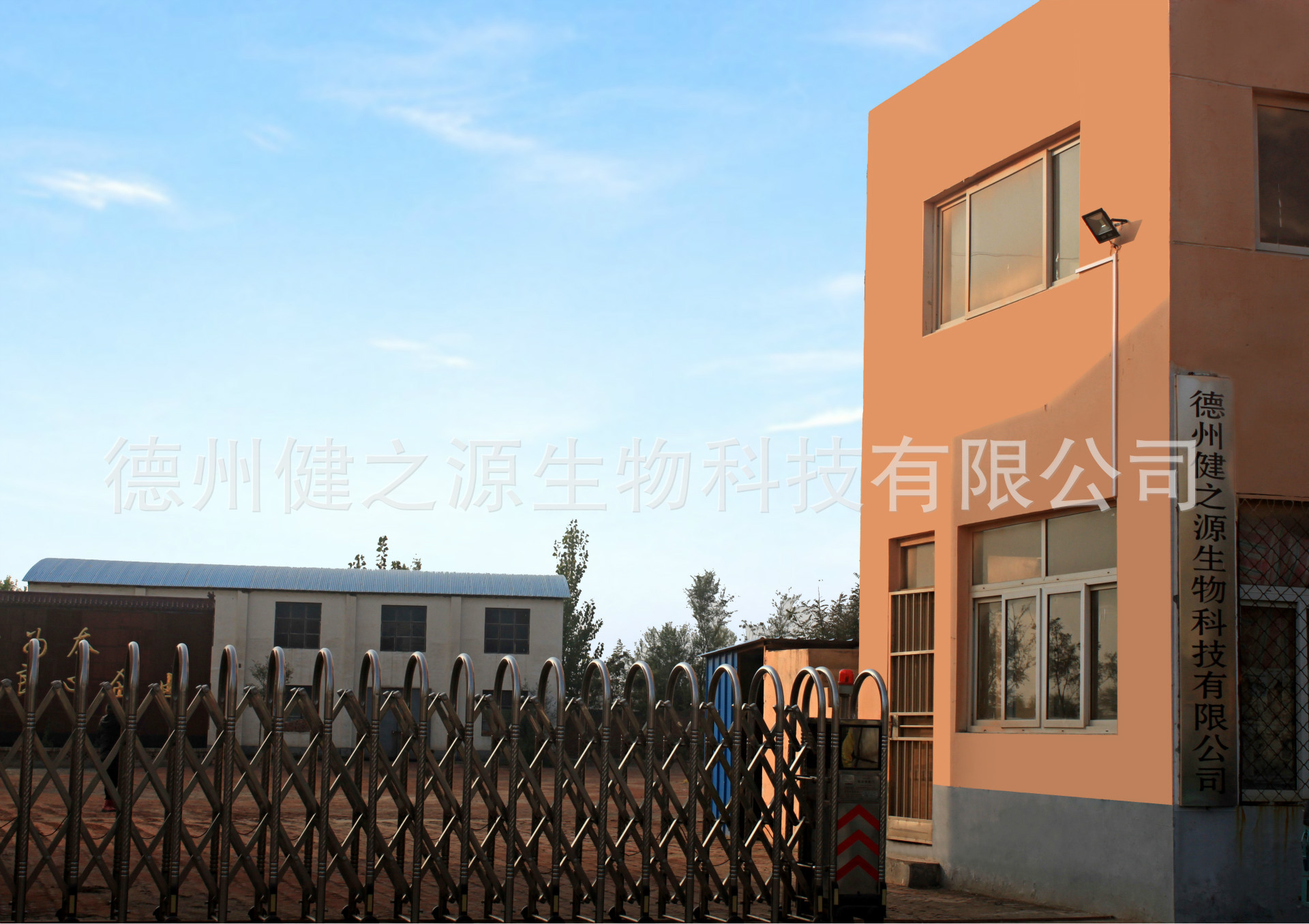 德州健之源生物科技有限公司是一家專業(yè)生產(chǎn)營(yíng)養(yǎng)素補(bǔ)充劑、SC營(yíng)養(yǎng)食品公司，業(yè)務(wù)范圍包括固體飲料、壓片糖果、代用茶、沖劑以及各種膳食養(yǎng)生健康食品的生產(chǎn)代工、OEM、 ODM等。公司占地五十余畝，廠區(qū)建筑面積4000余m2，內(nèi)設(shè)生產(chǎn)車間、質(zhì)量控制室、產(chǎn)品檢測(cè)中心、陰涼倉庫、辦公用房及輔助用房。生產(chǎn)車間總面積1000余m2，其中保健食品GMP 凈化車間600m2，裸藻片代加工 裸藻復(fù)合壓片糖果OEM  食品片劑貼牌委托生產(chǎn)廠家 一般生產(chǎn)區(qū)400m2；倉儲(chǔ)總面積（原輔料倉庫、成品倉庫、包材倉庫等）2500m2，物料分區(qū)分庫存放；檢測(cè)分析室（包括理化分析室、微生物檢驗(yàn)室、留樣觀察室等）總面積300m2。辦公用房200m2。流水生產(chǎn)線承接粉劑，片劑，袋泡茶，顆粒劑 等劑型的成品、半成品代加工。  公司成立專項(xiàng)實(shí)驗(yàn)室，引進(jìn)山東中醫(yī)藥大學(xué)的醫(yī)藥技術(shù)部部長(zhǎng)等相關(guān)專業(yè)人員組建科研團(tuán)隊(duì)，在分子生物學(xué)、微 生物發(fā)酵、藥食同源、新資源食品研究等方面實(shí)行研產(chǎn)一體化，針對(duì)不同方向的營(yíng)養(yǎng)課題進(jìn)行探討研究，并將科研成果轉(zhuǎn)化為生產(chǎn)力，為產(chǎn)業(yè)化生產(chǎn)提供技術(shù)支撐。